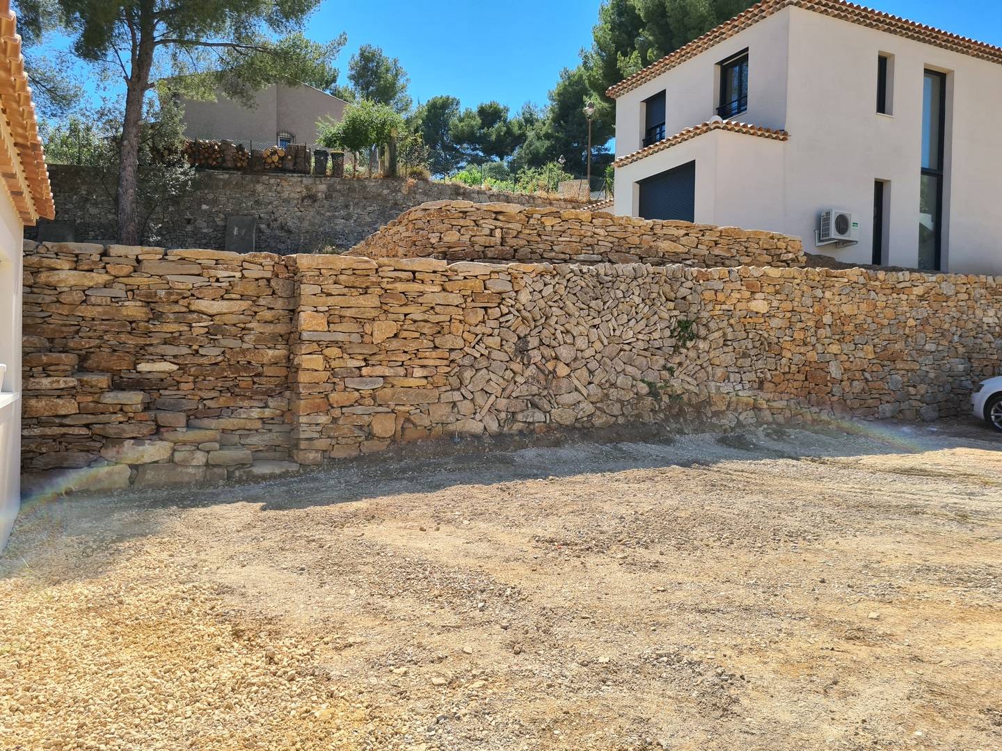 Création d' un escalier en pierres avec un mur en pierres sur Ollioules prés de Toulon