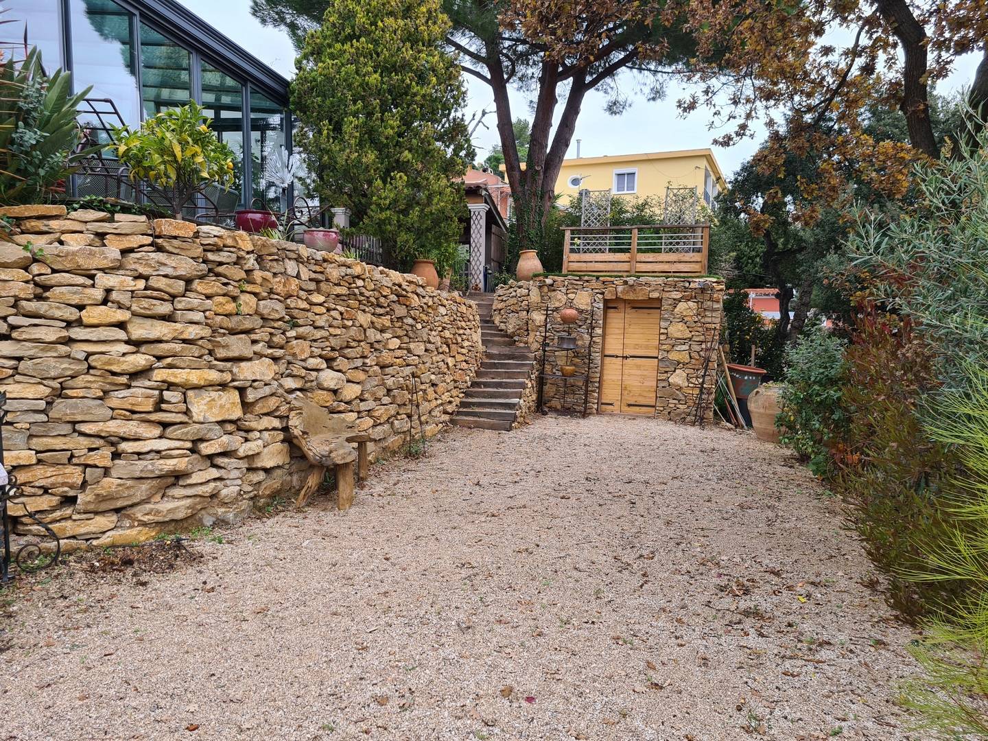 Création de murets en pierres pour l' aménagement paysager d' une villa sur Six Fours Les Plages 