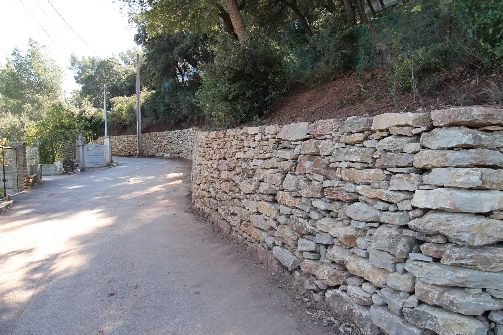 création d' un muret de clôture sur la commune de La Seyne sur Mer  dans le var prés de Toulon