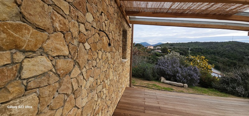 création d un parement en pierres naturel sur une villa en Corse du Sud 