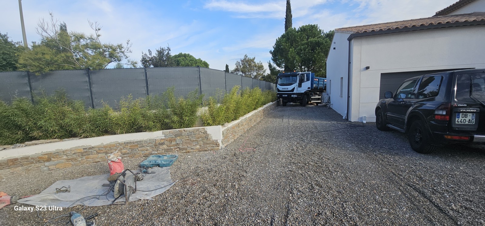 Jolie mur en pierres de parement dans le VAR