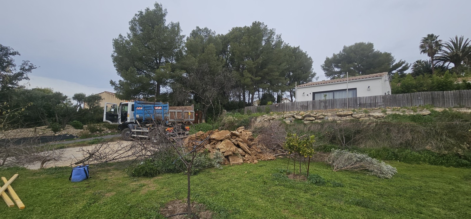 Chantier en cour, reconstruction murets en pierres sèches sur La Cadièred'Azur