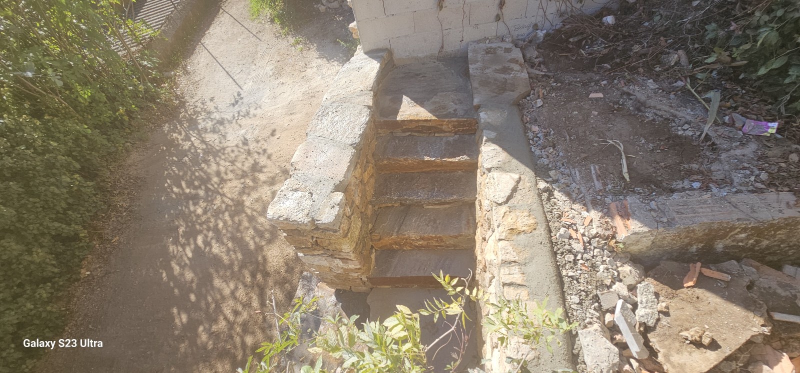 Création d'un escalier en pierre sèche au village de Carnoules