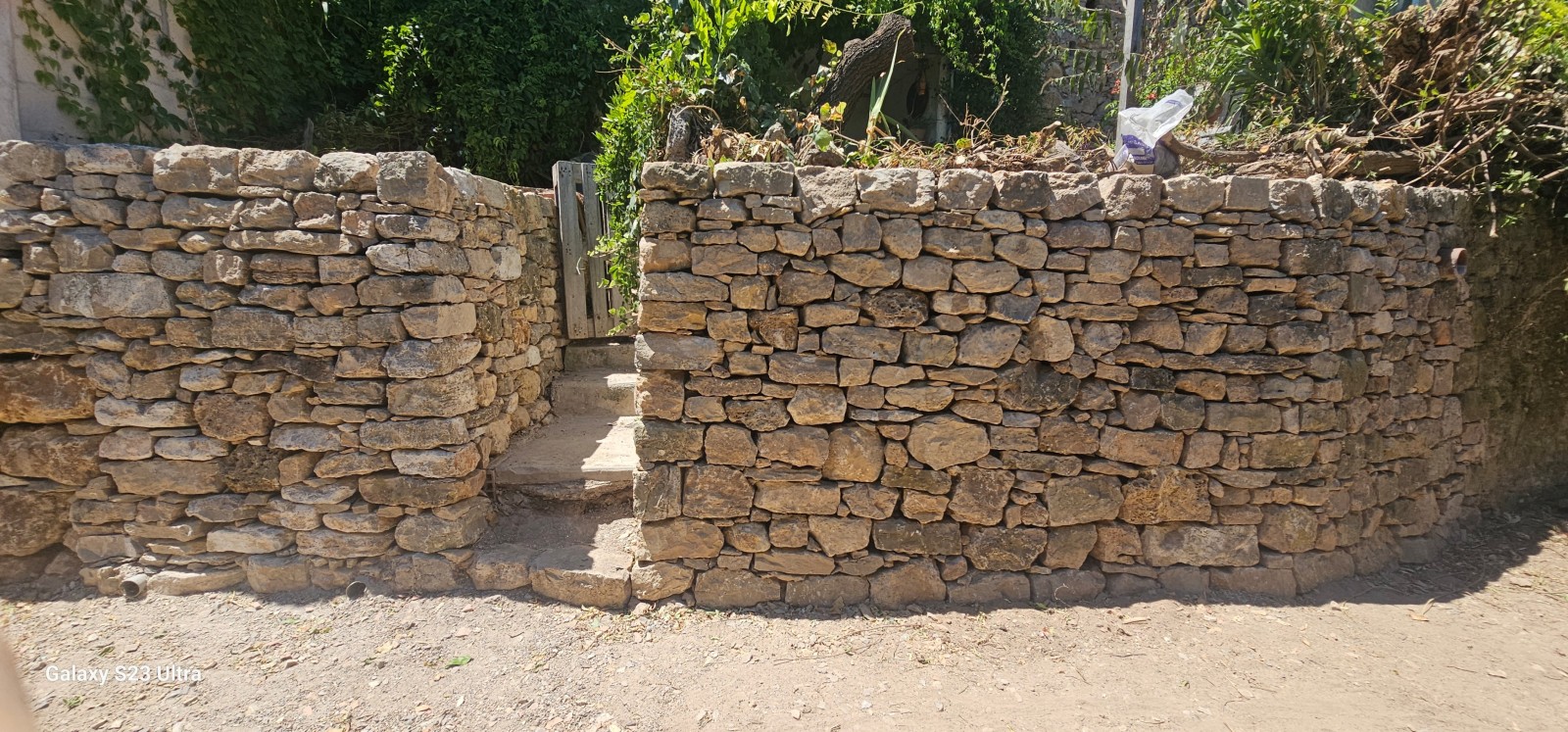 Reconstruction d un mur en pierres sèches sur Carnoul dans le Var