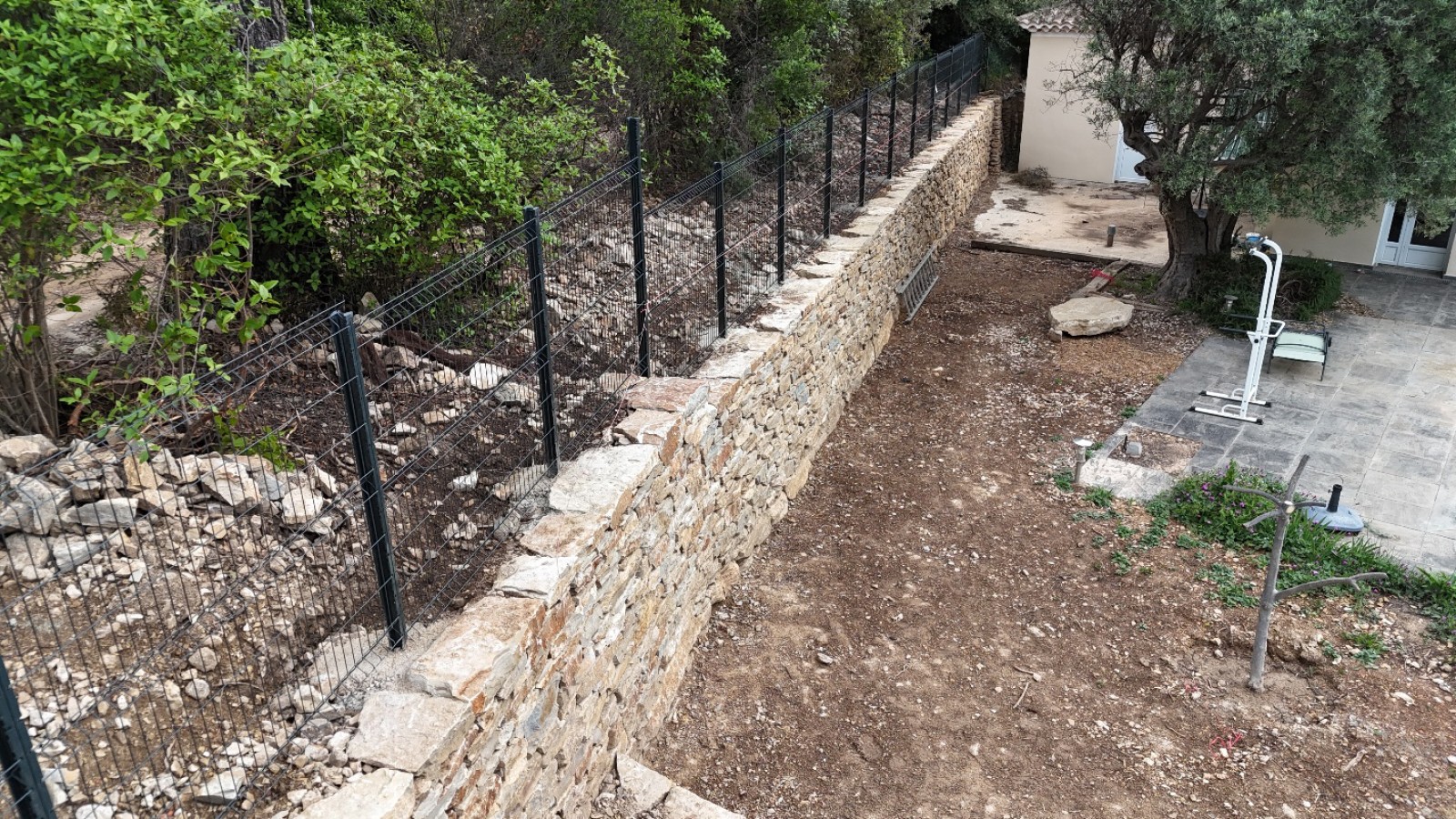 reconstruction d un mur en pierres sèches à Ollioules