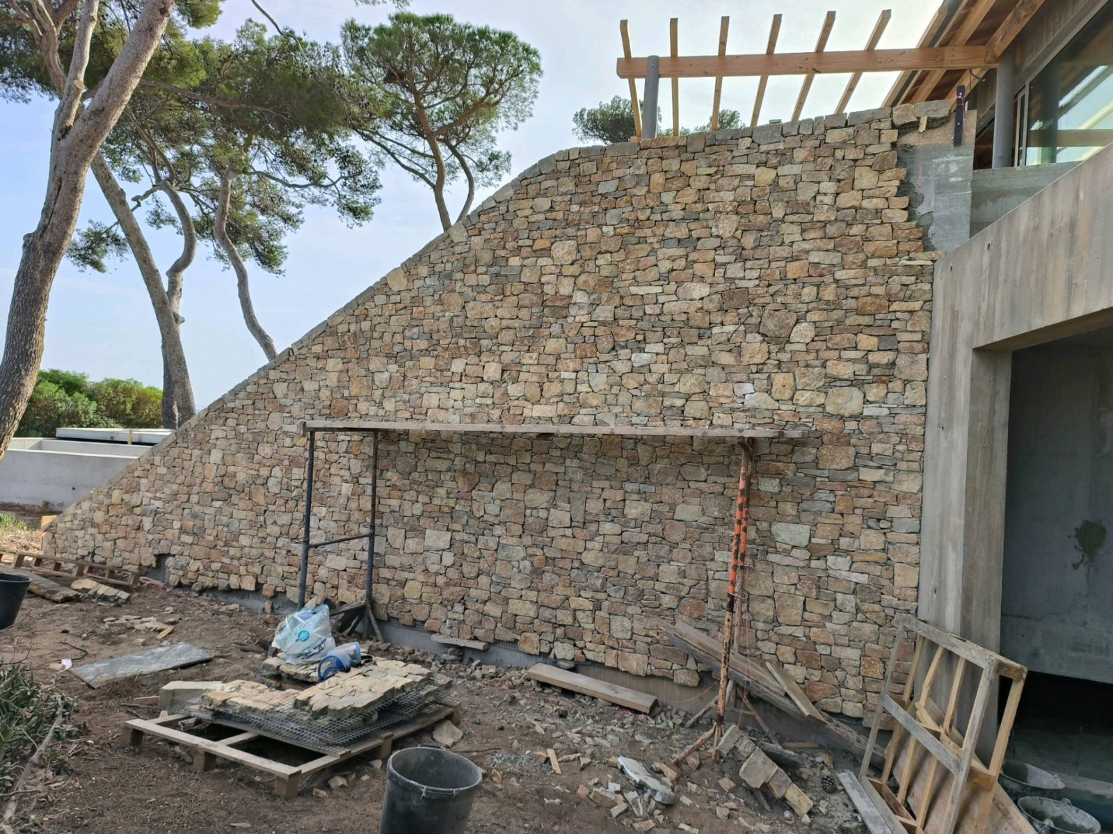 Création d un parement en pierres sur une villa