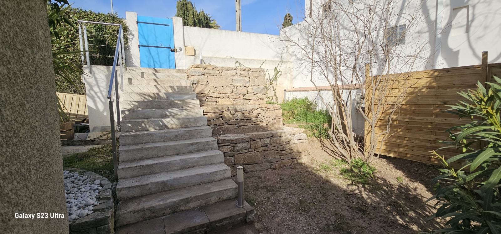 aménagement paysager avec des murets en pierres sèches sur toulon