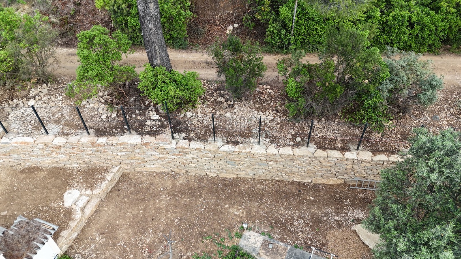 reconstruction d un mur en pierres sèches à Ollioules