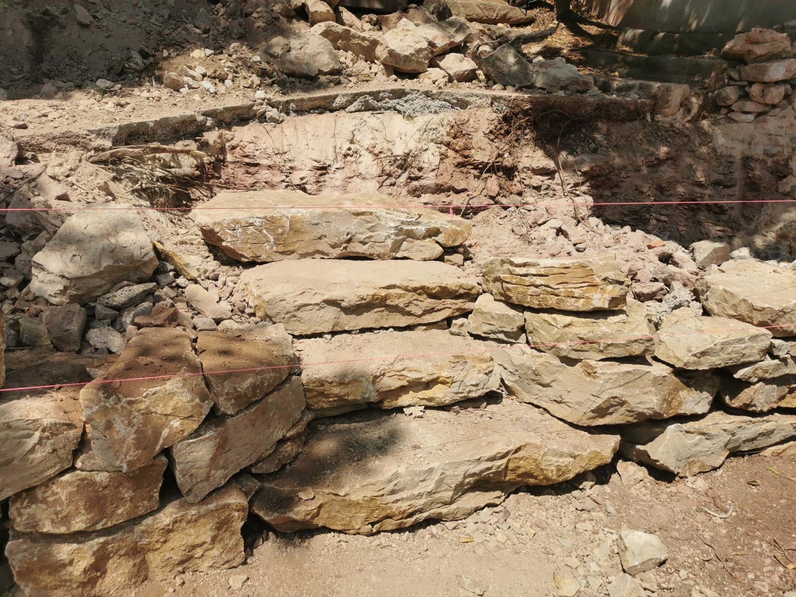 création d un muret en pierres sèches avec un escalier