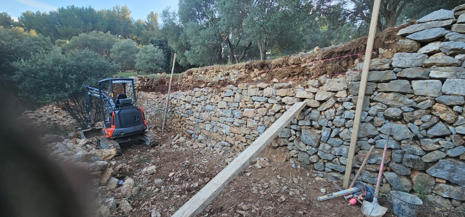 Reconstruction de murets en pierres au Conservatoire Variétal de l’Olivier à La Valette 