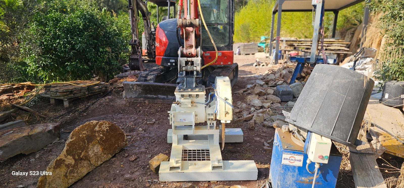 découpeuse hydraulique sur mini-pelle