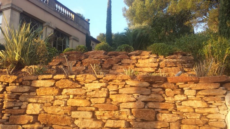 belles pierres d' enrochement à saint mandrier