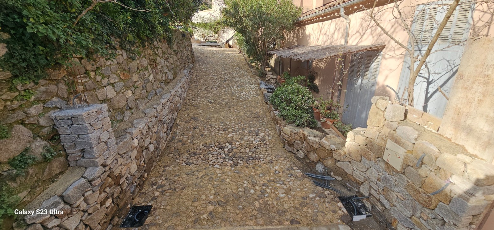 création d une calade en pierres naturelle d Ollioules à Ramatuelle