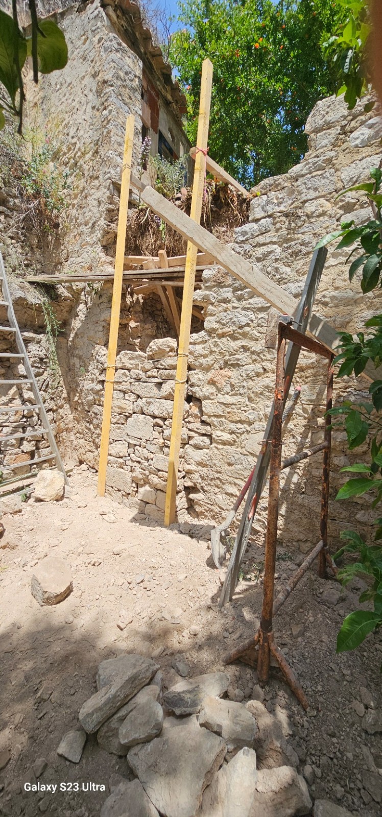 reconstruction d un mur en pierres sèches au chateau d Ollioules