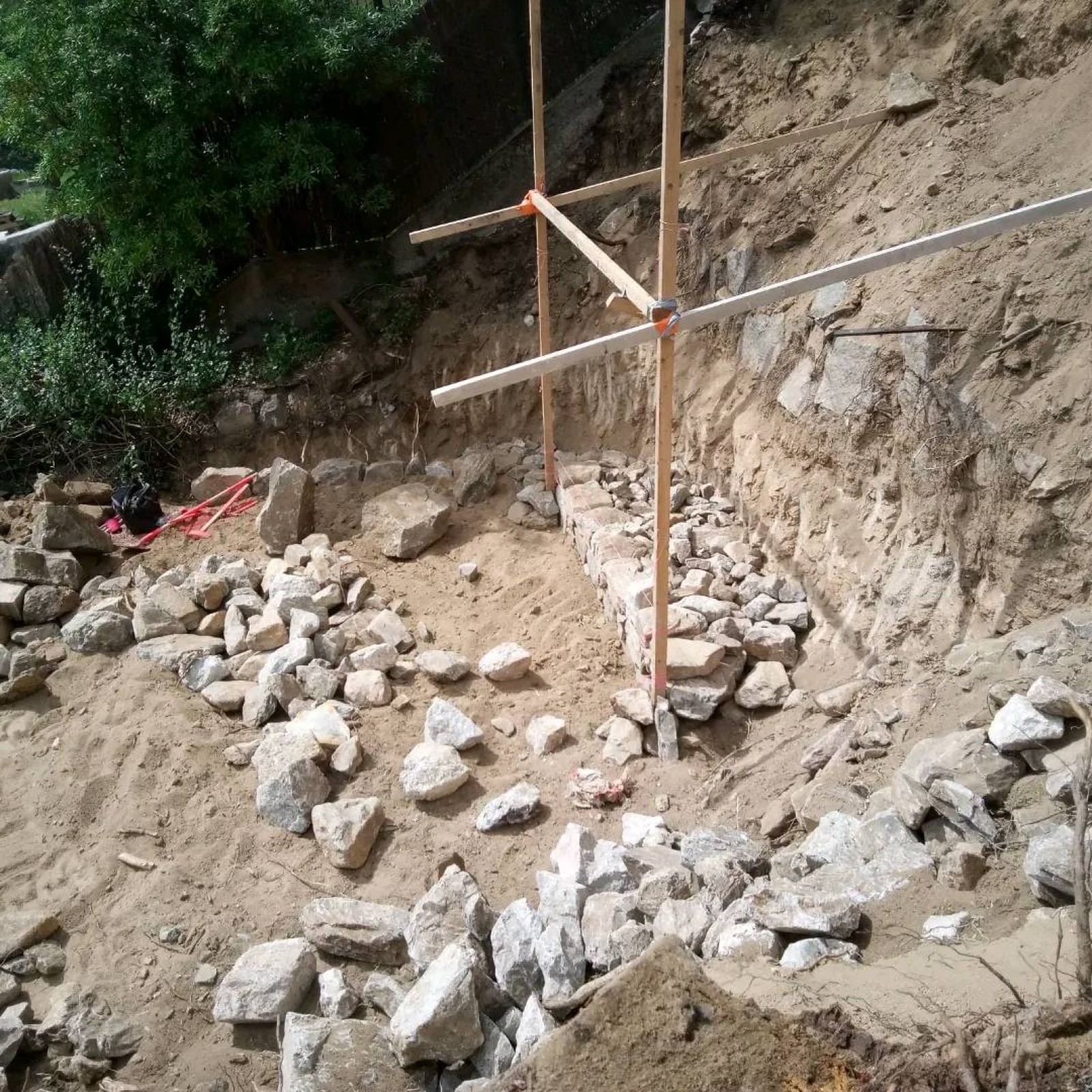 Mis en oeuvre des gabaries pour la construction de murets en pierres sèches à Ramatuelle dans le var 