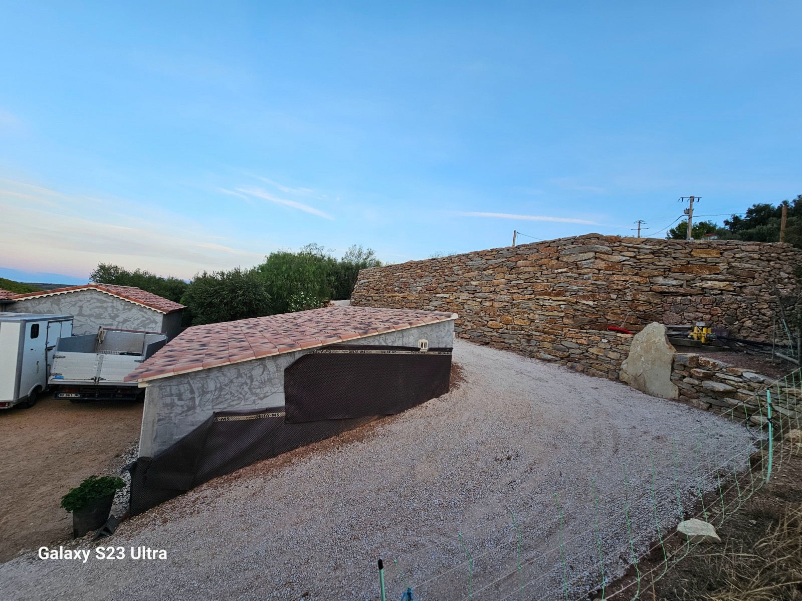 Mur en pierres sèches de grande taille à Sanary sur mer 