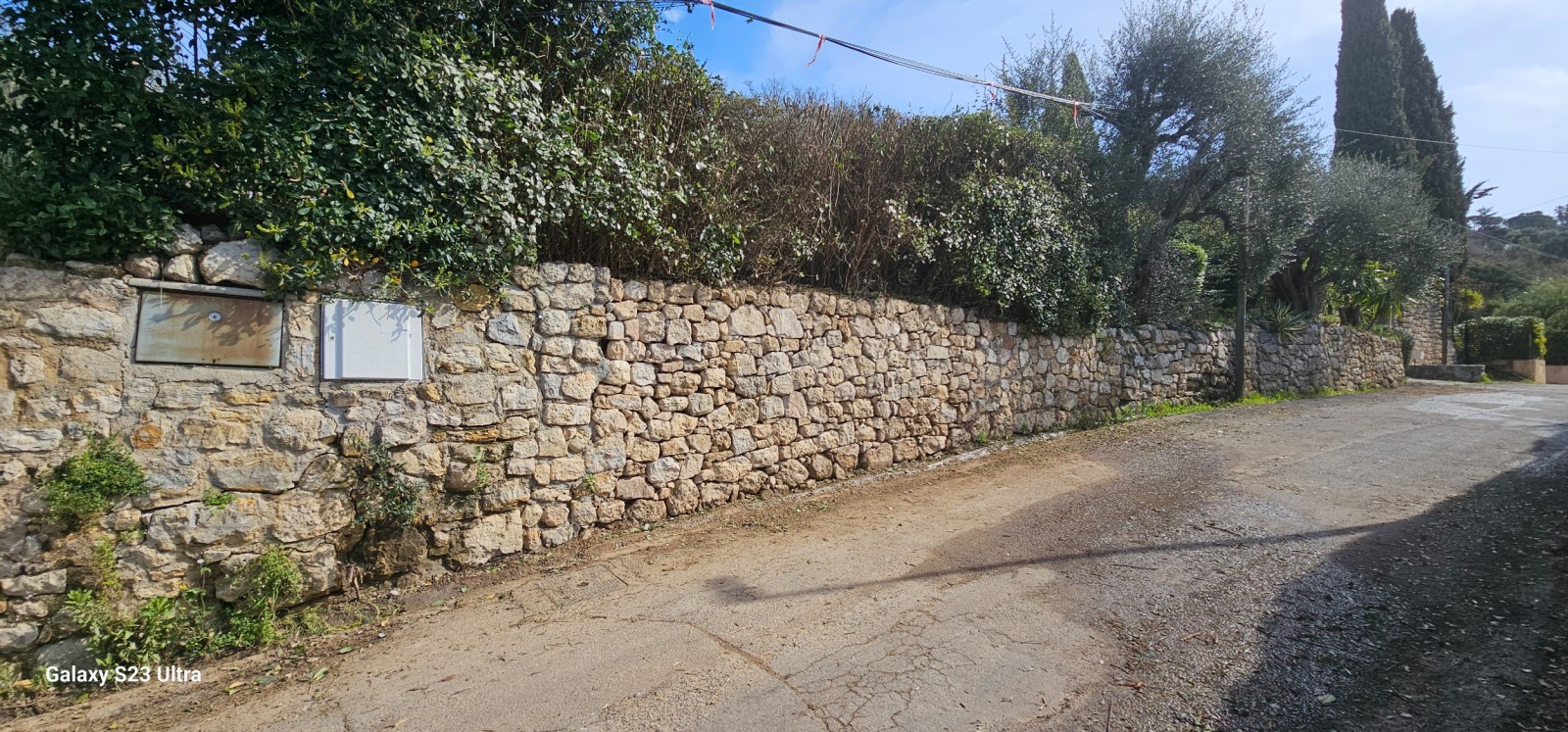 reconstruction de murets en pierres sèches à Mouans sartoux dans les Alpes Maritime