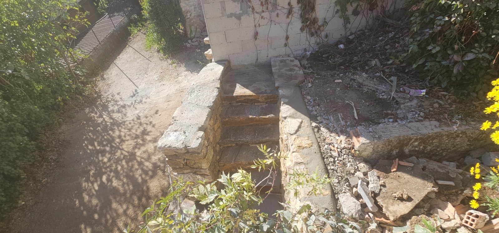Création d'un escalier en pierre sèche au village de Carnoules