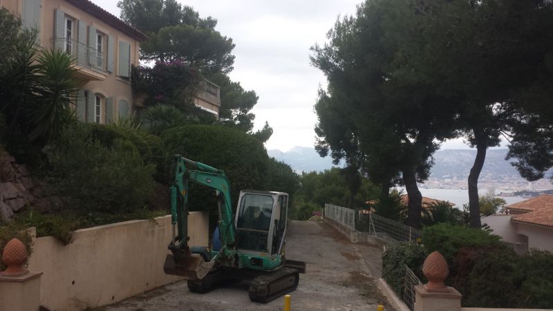 Enrochement sur Saint Mandrier dans le var