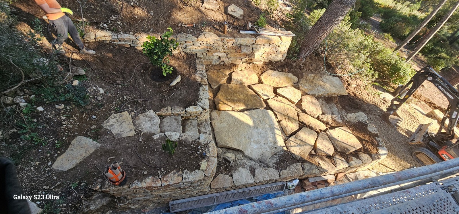 création murets en pierres sèches avec un dallage de pierres plates sur la Cadière d azur