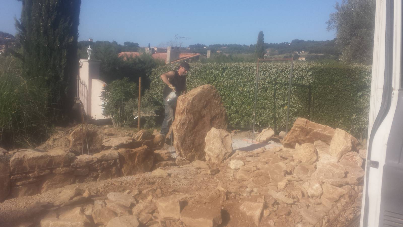 Travaux artisanale pour la création d' une pergolas acier et d' un mur en pierres