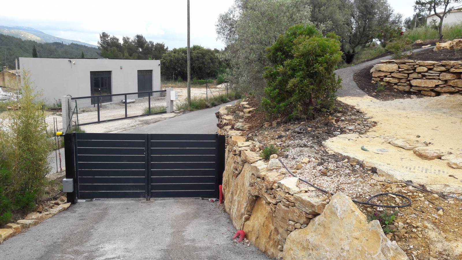 entrée extérieure maison contemporaine