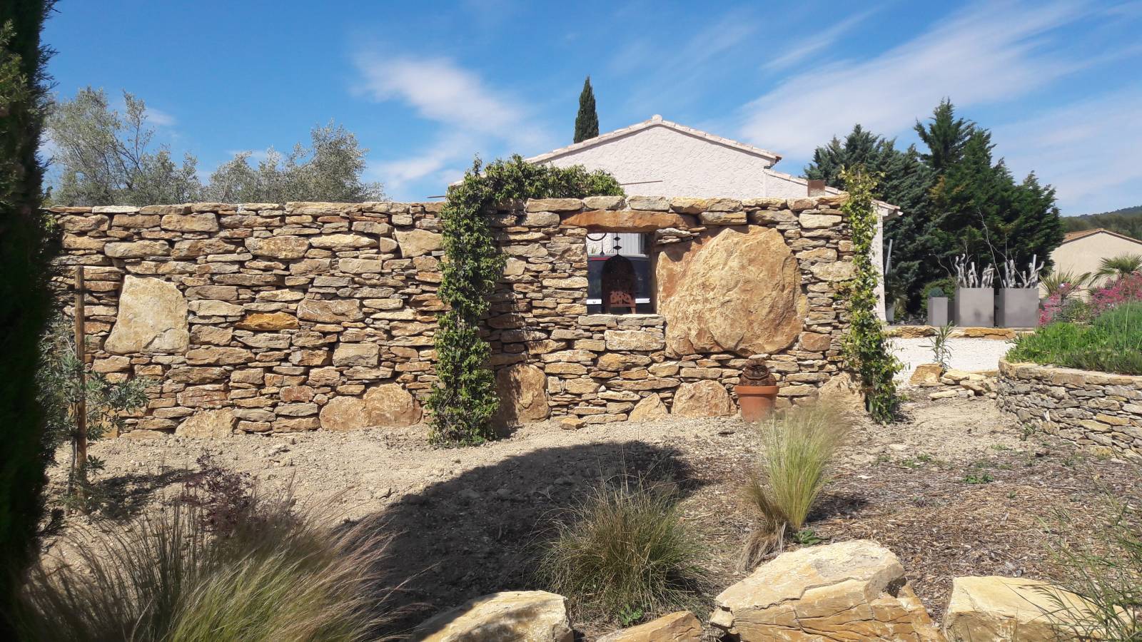 vieux mur en pierres dans un jardin d'une villa au Beausset dans le var prés du Circuit du castellet