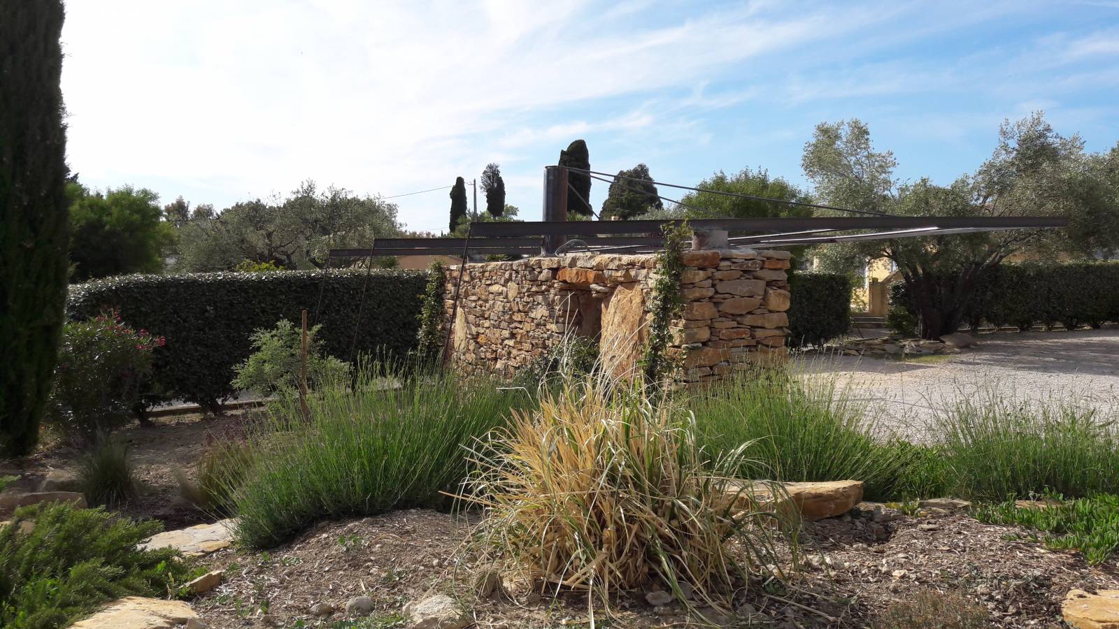 plantes méditerranéenne,vieux mur en pierres,pergolas acier artisanale  idées deco pour un abris voiture dans le var prés du circuit du castellet