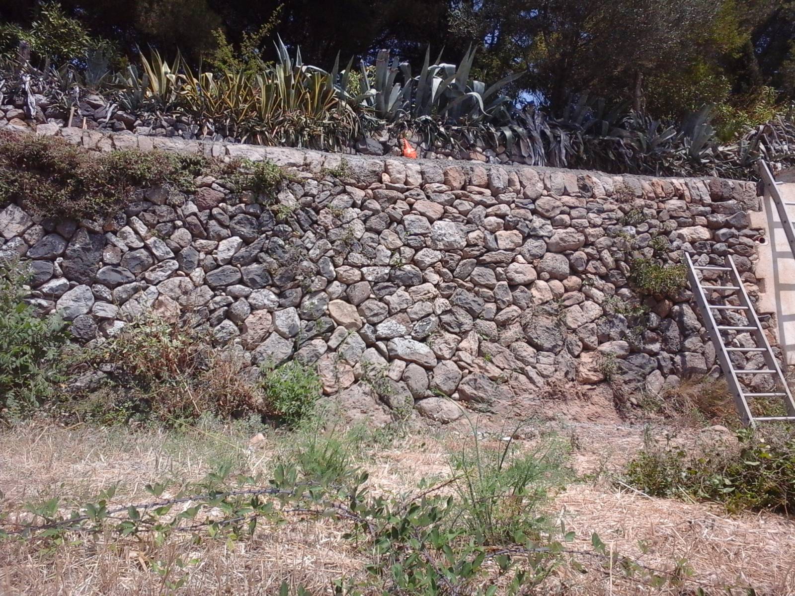 le réparation d' un mur en pierres