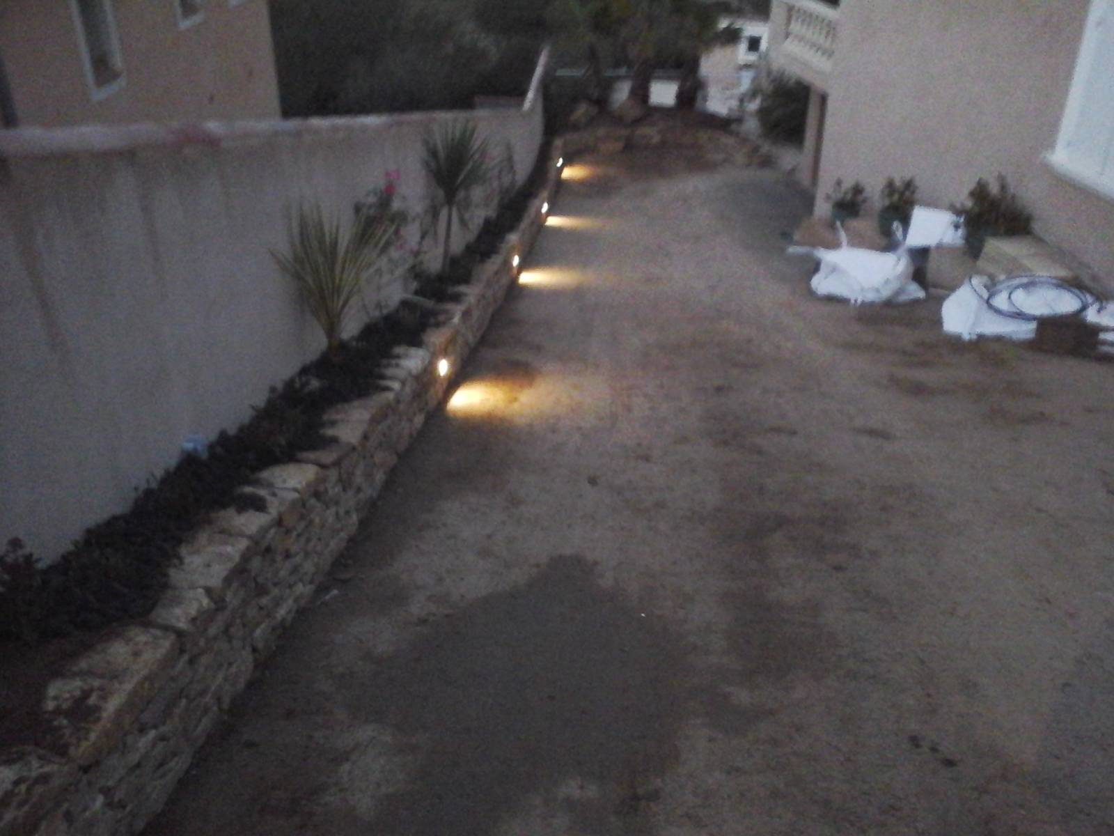 route d’accès à la maison avec spot de lumière