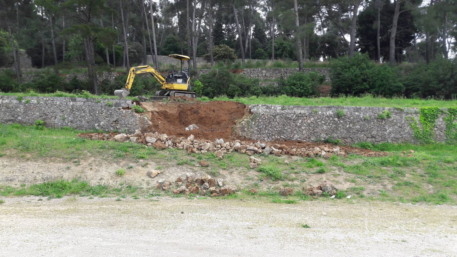 reconstruction de mur en pierres