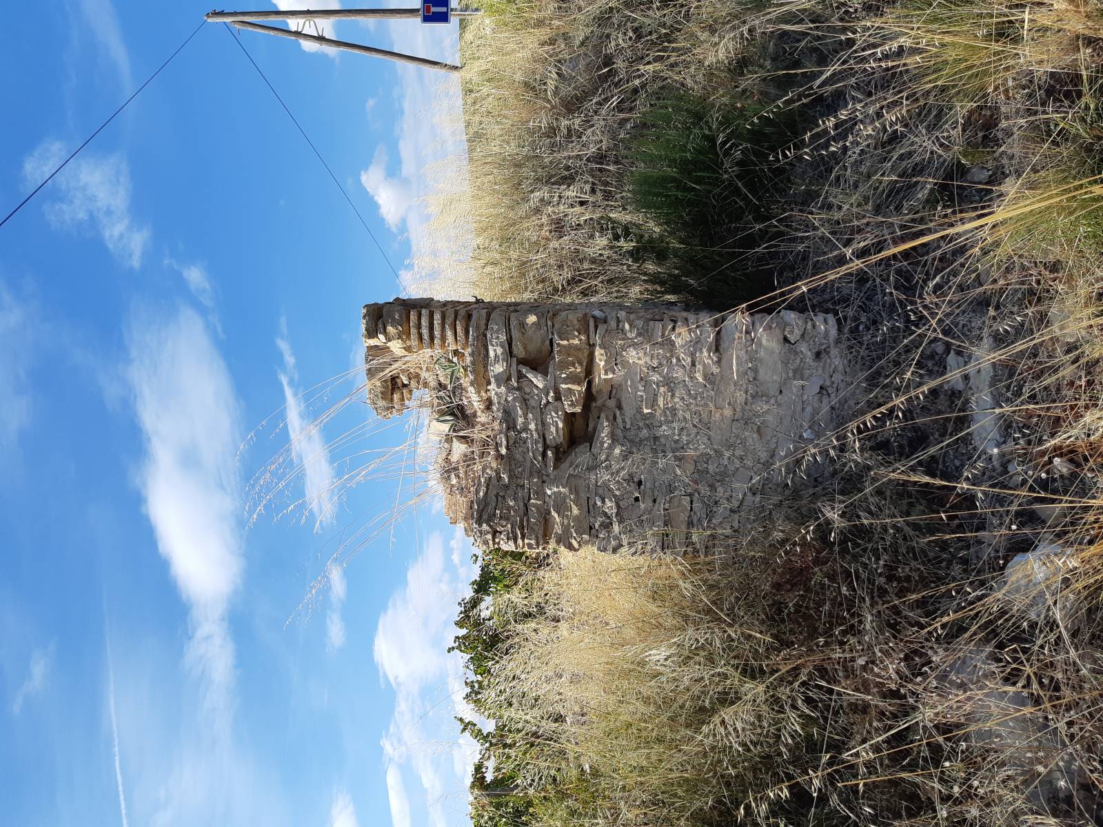 reconstruction d' un oratoire sur l' ancien chemin de Cuges les pins dans le var