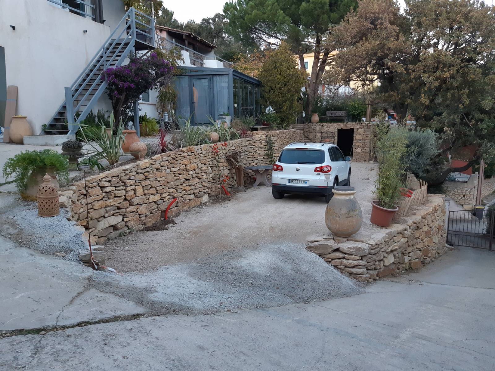 comment avoir un ouvrier  pour  des murs en pierres