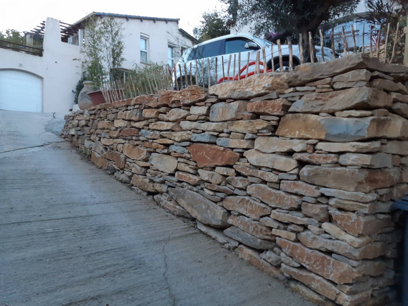 création d' un parking pour voitures sur Six fours les Plages à cotés de Sanary sur Mer dans la région PACA