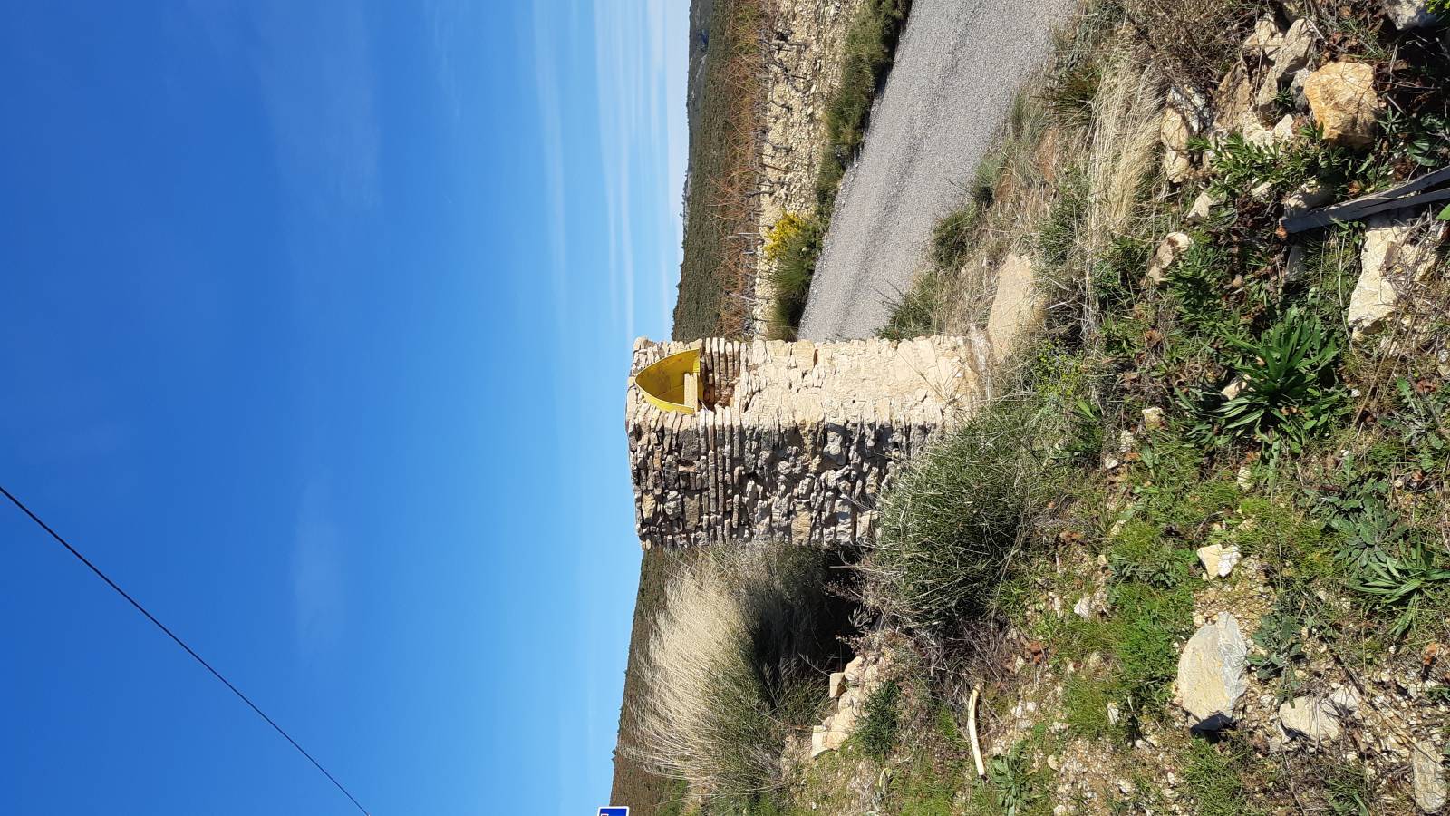 reconstruction d' un oratoire sur la cadiéres d' azur dans le var prés de saint cyr sur mer
