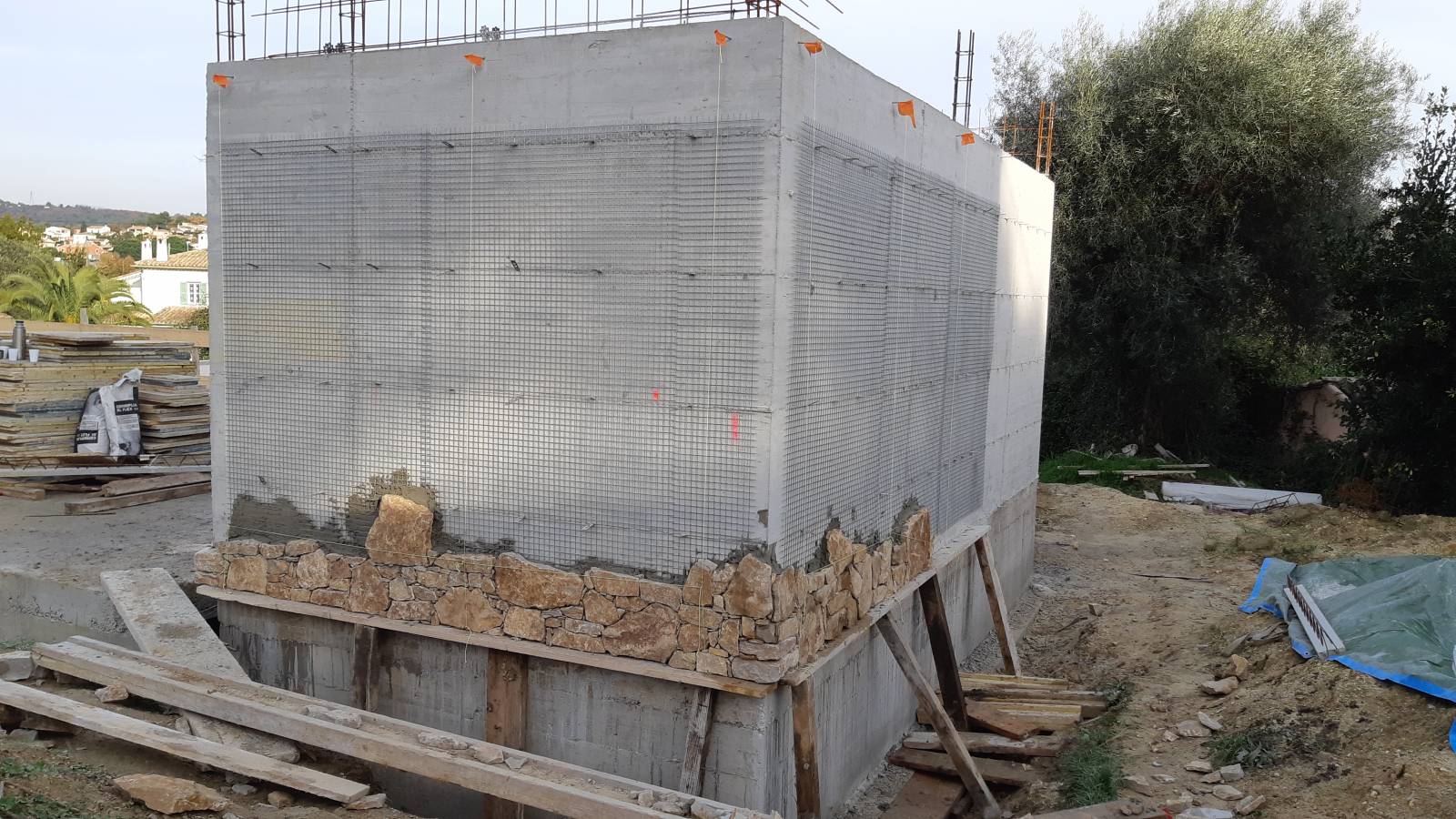 Pose de pierres de parement sur un pool house