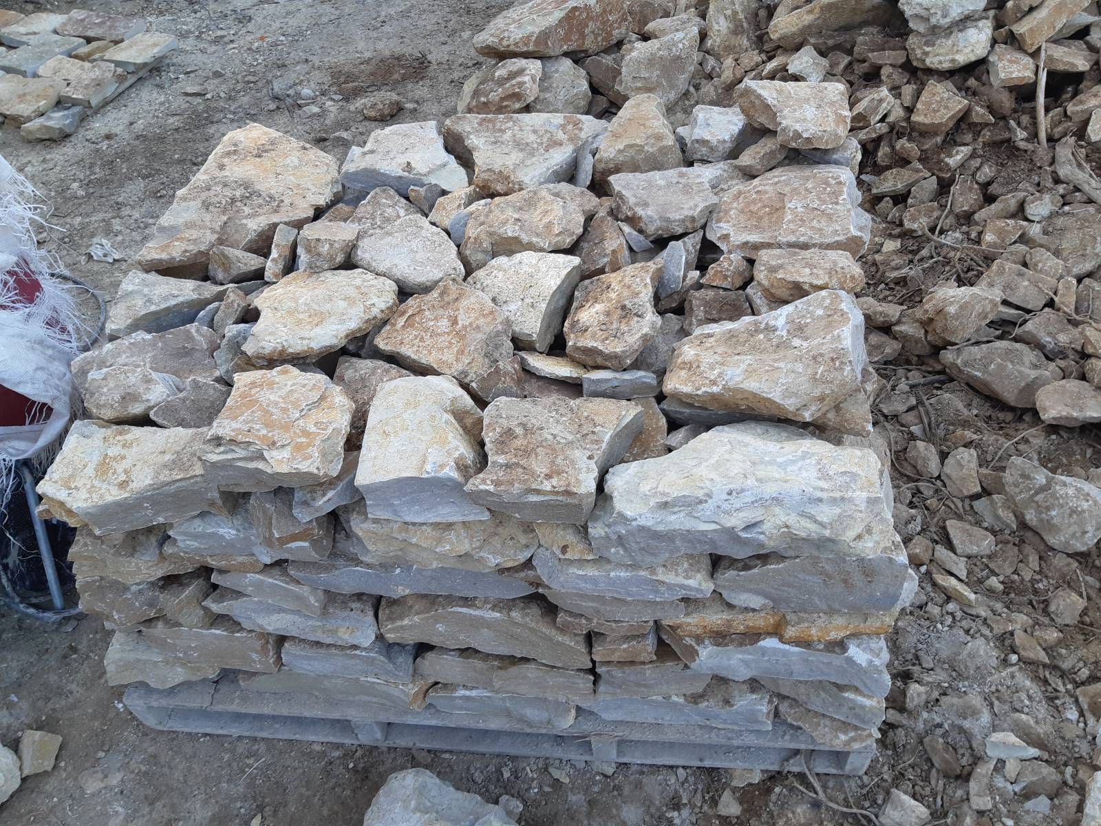 acheter de la pierres de jardin sur palette de pierres de murets sur le var