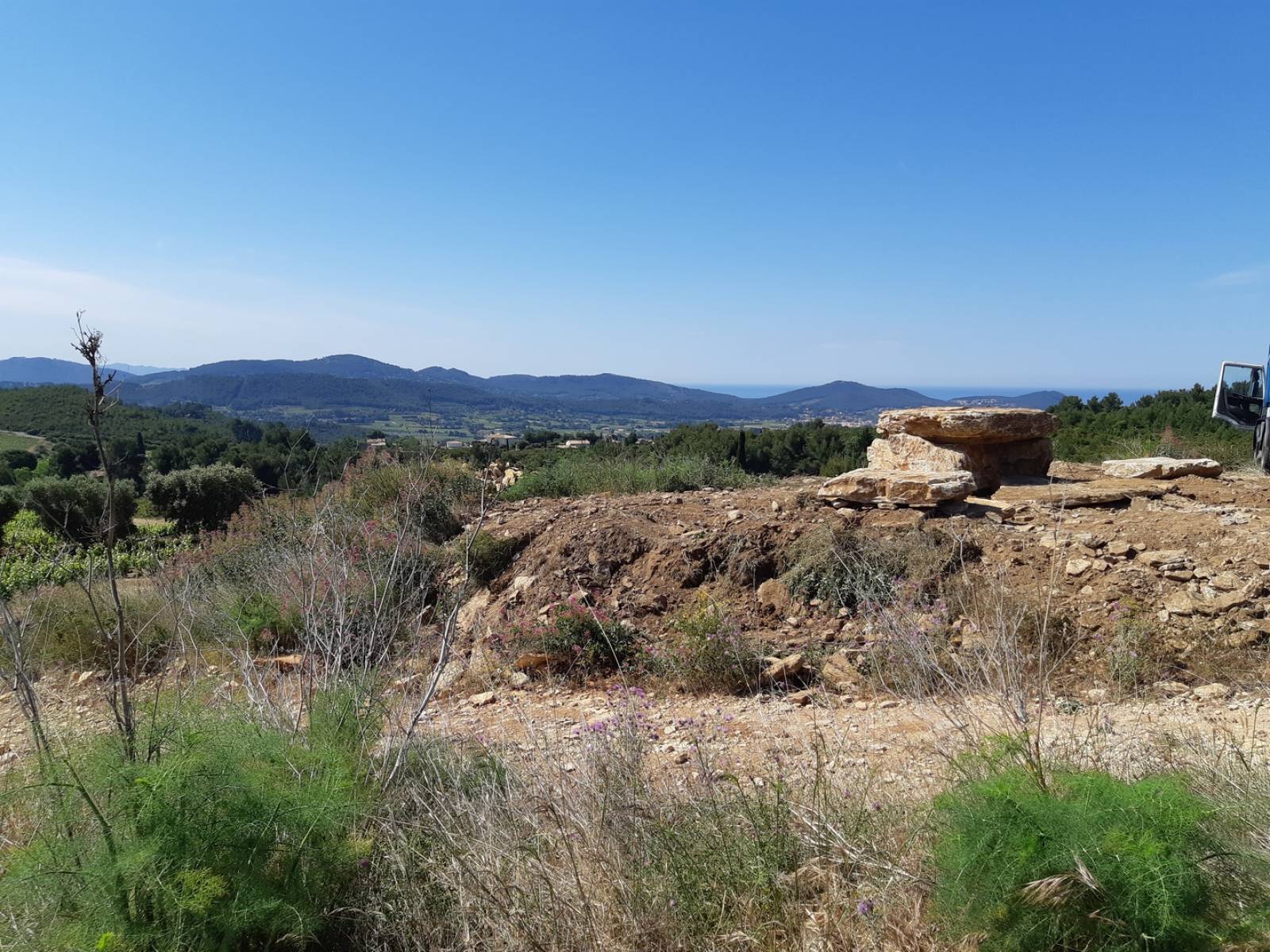 création d' un dolmen au domaine de la suffrène vin de bandol
