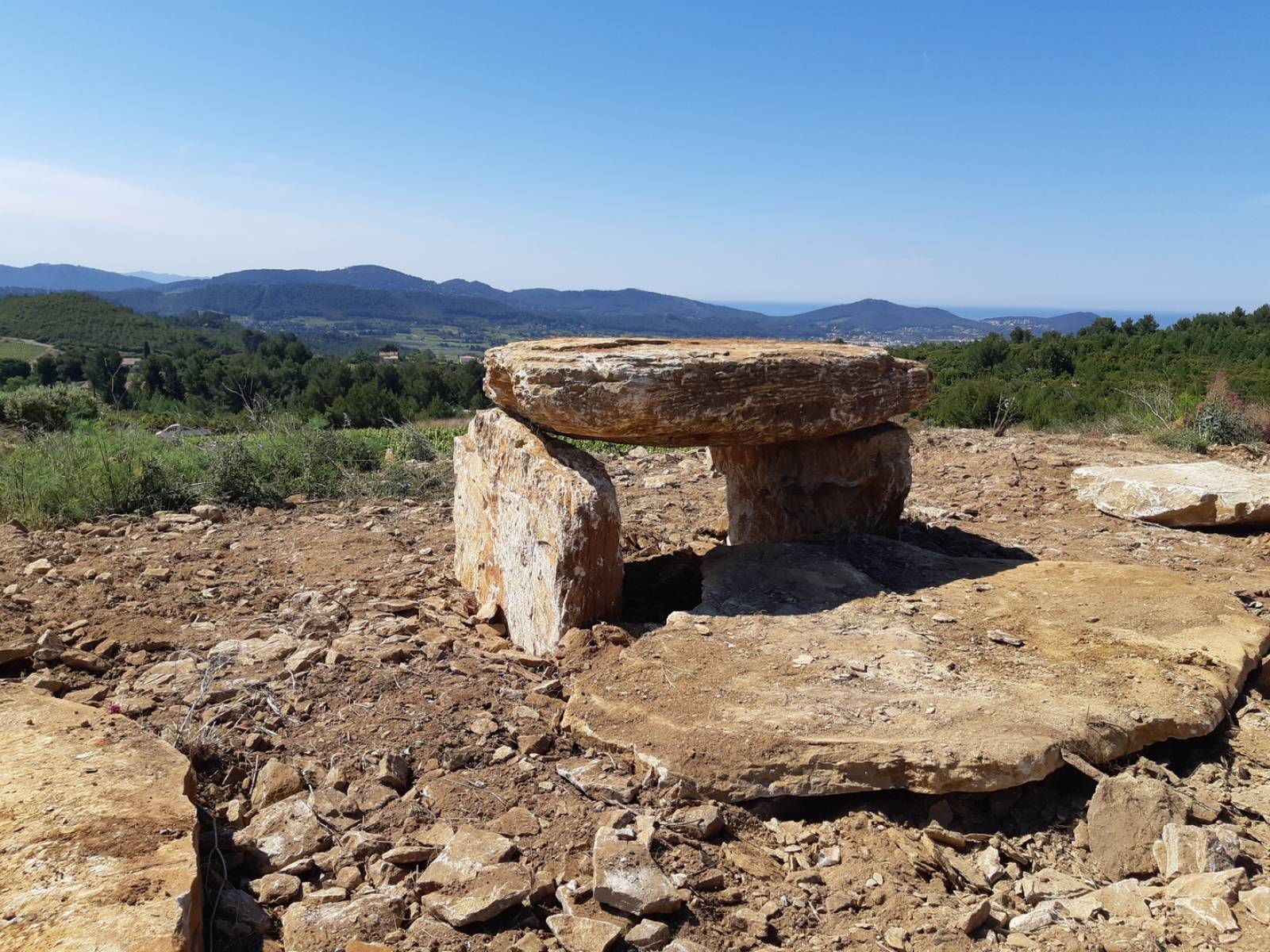 création de banc en pierres avec un dolmen sur le midi de la france