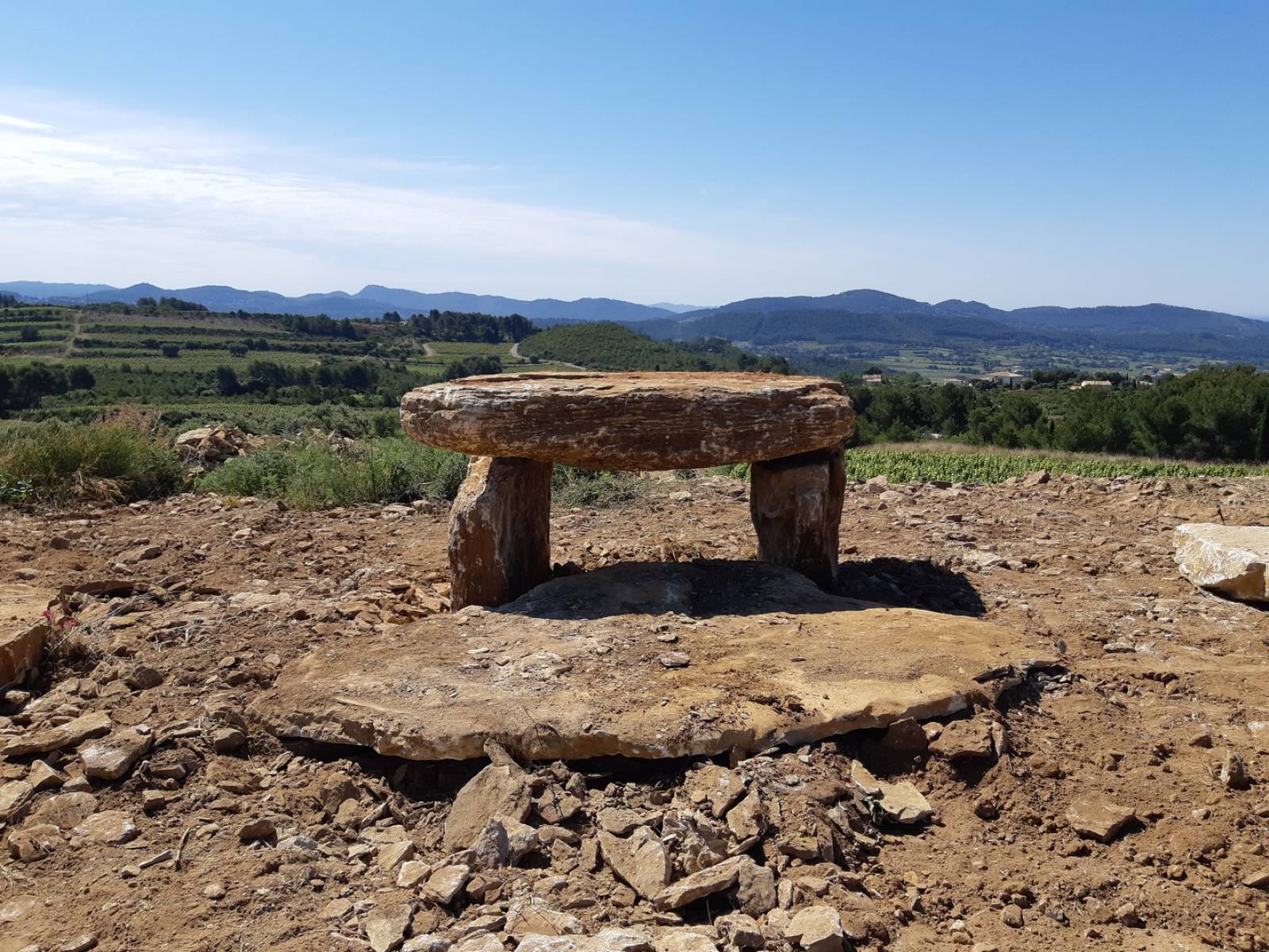 dolmen et banc en pierres sur la région P,A,C,A