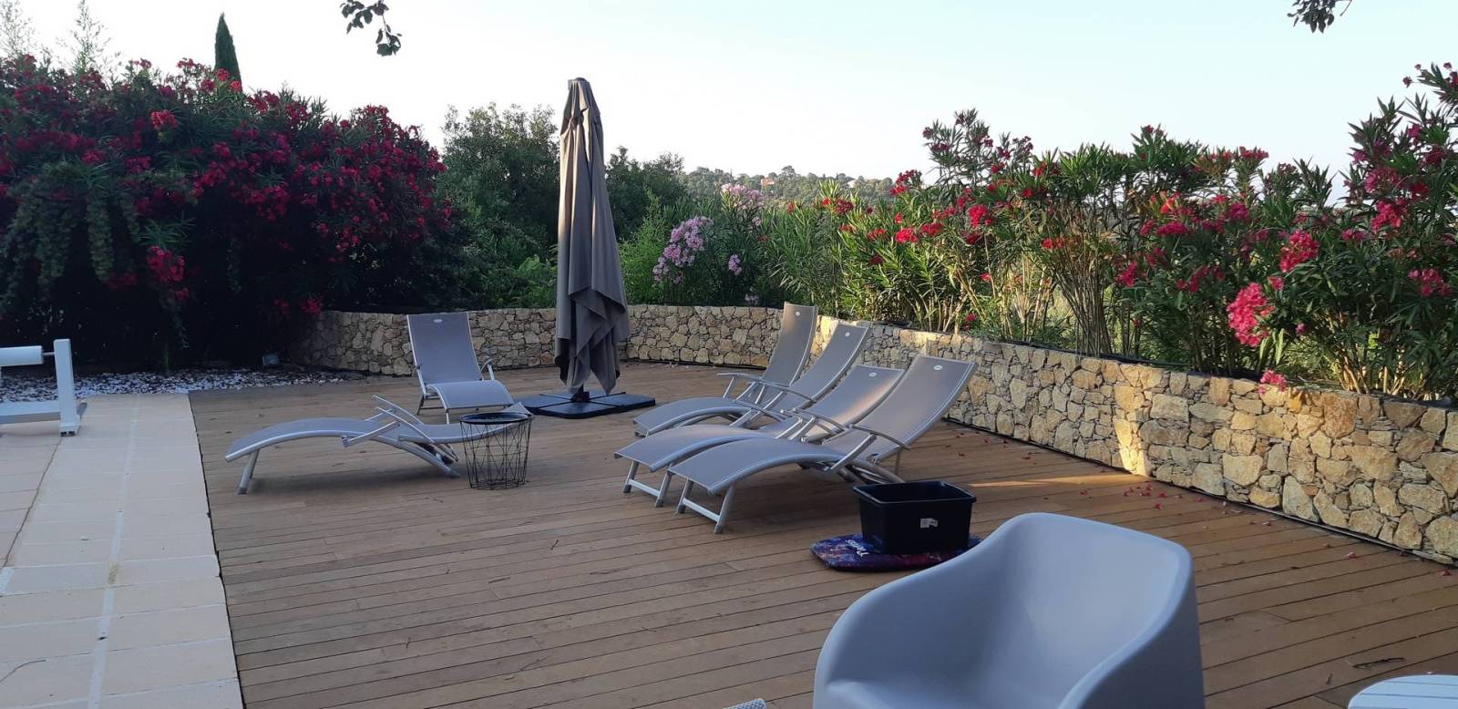 création d'une terrasse en bois avec jardinières en pierres naturelles
