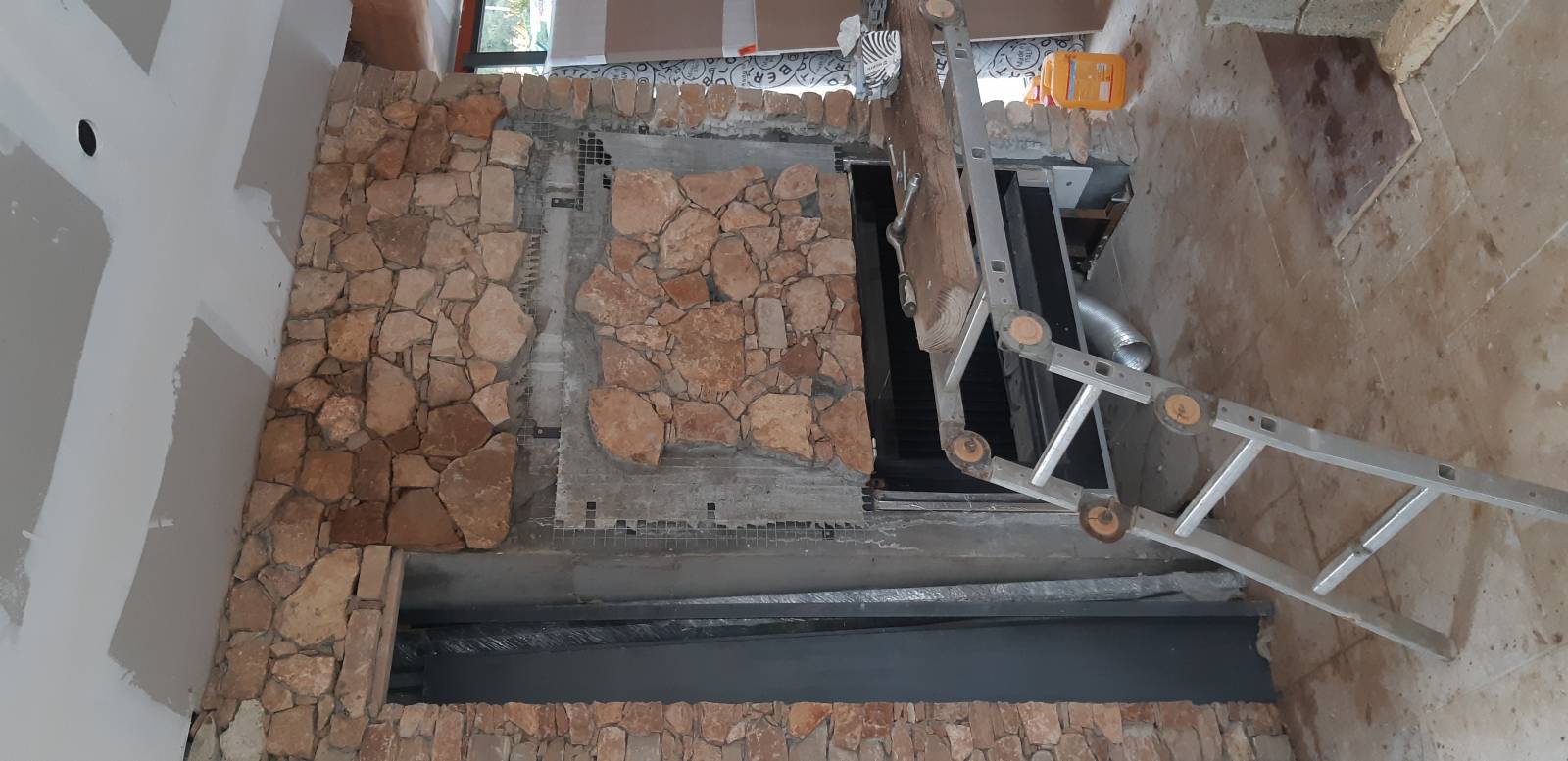 parement de pierres sur un foyer  dans une villa à Vence prés de Nice