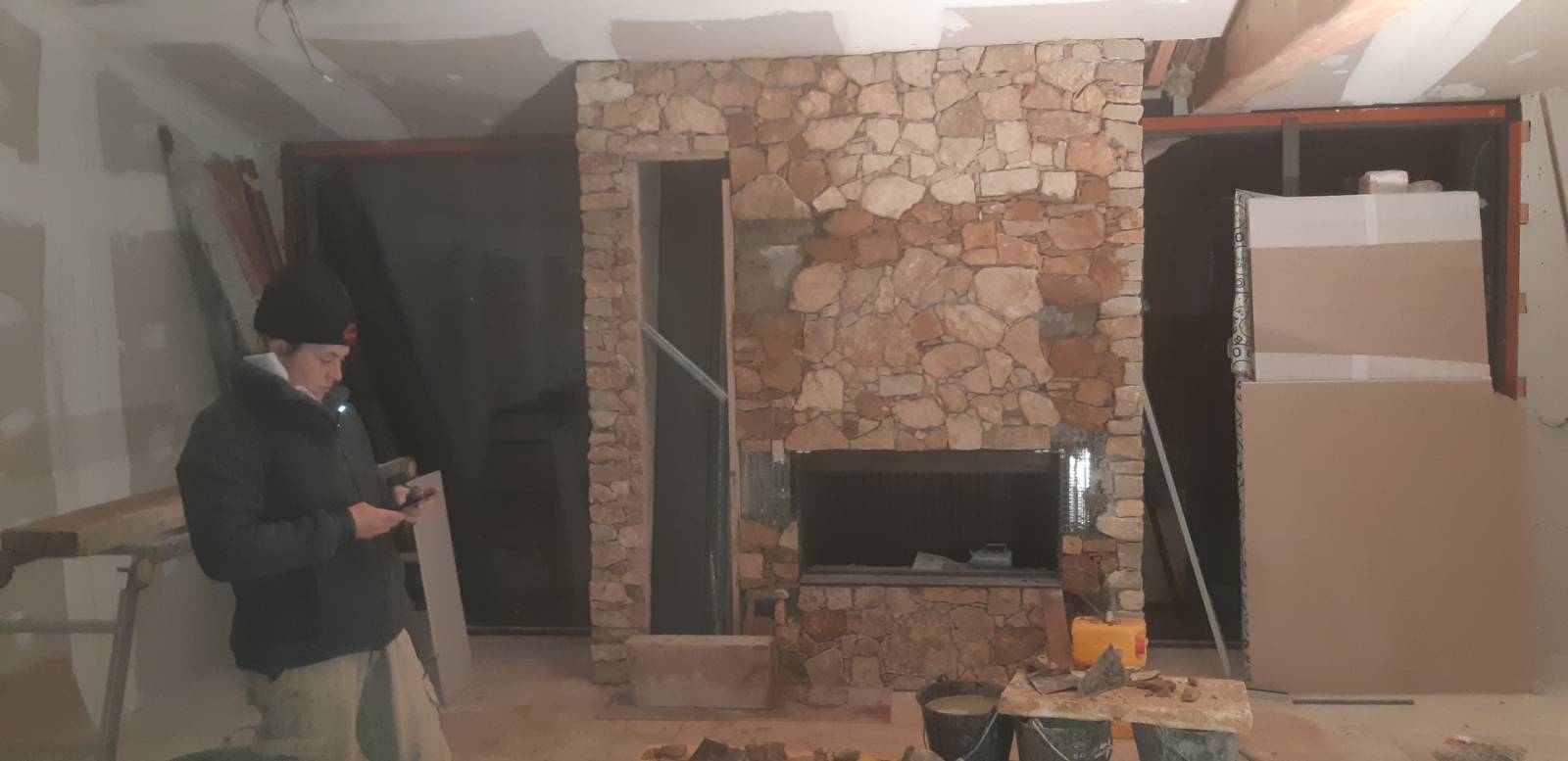 pose de pierres de parement sur cheminée