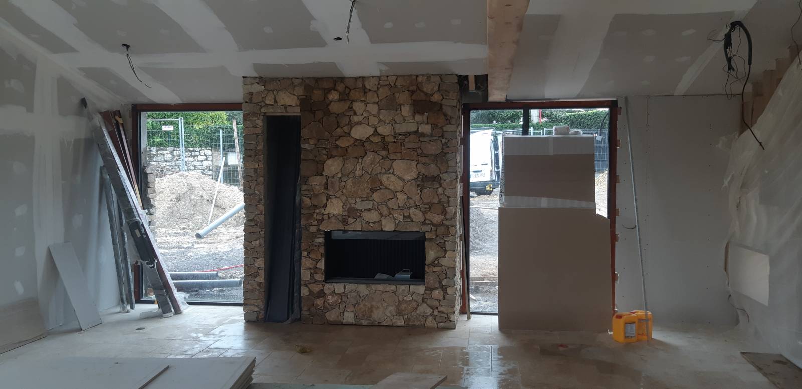 habillage d' une cheminée en pierres de Provence sur Vence