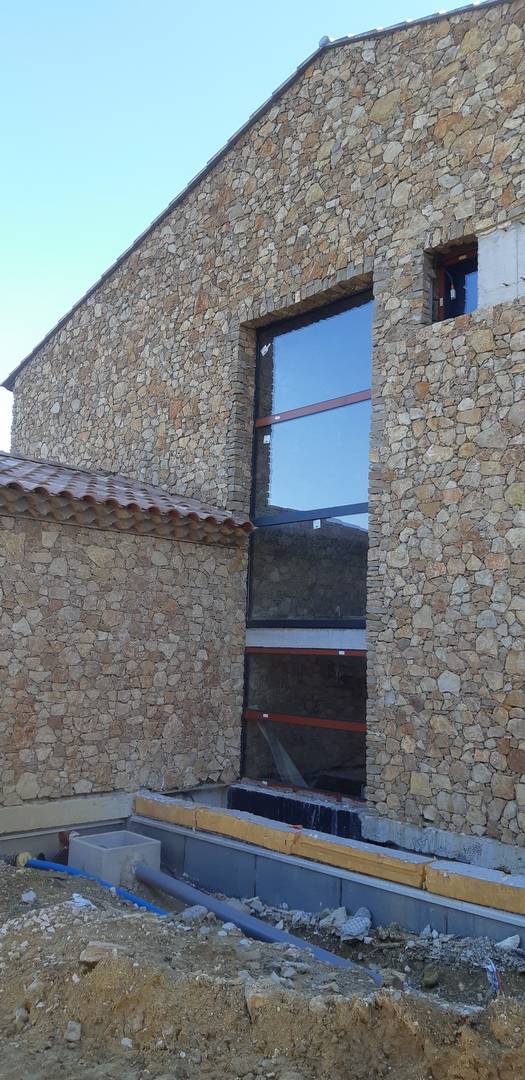 parement de pierres sur mur dans la Provence
