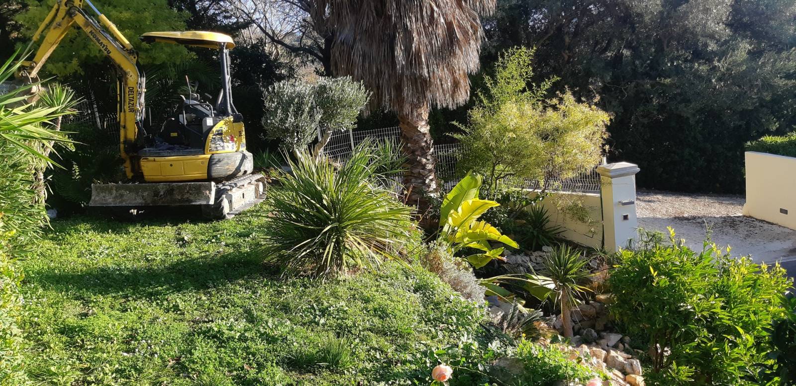 Création d' un muret en pierres sèches cotés piscine