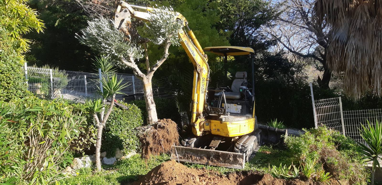 Création d' un muret en pierres sèches cotés piscine