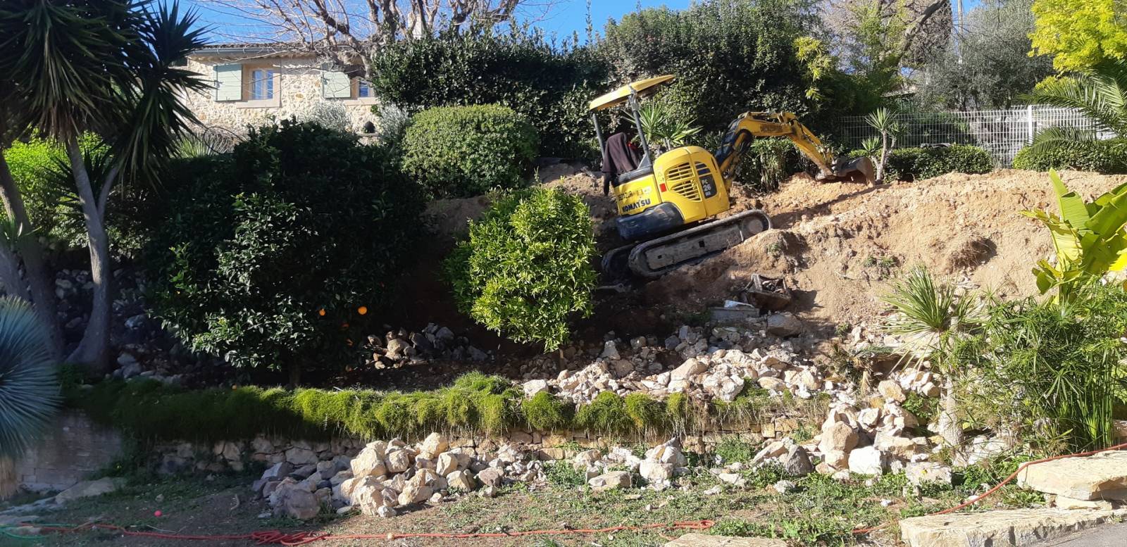 Création d' un muret en pierres sèches cotés piscine