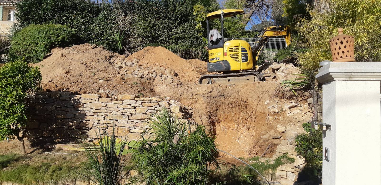 Création d' un muret en pierres sèches cotés piscine