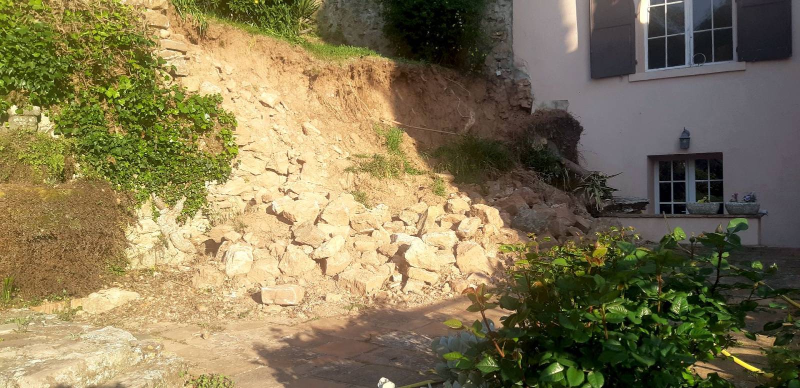 Reconstruction d'un vieux muret en pierres Solliès-pont